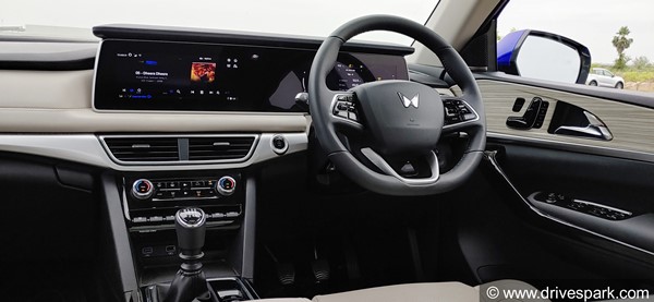 Mahindra XUV700 AX3 ट्रिम लेने का बना रहे हैं विचार तो जान लें इसके फीचर्स के बारे में