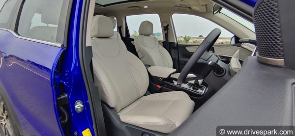 Mahindra XUV700 की बुकिंग आज से देश भर में हुई शुरू, डीलरशिप पर देखी जा रही भारी भीड़