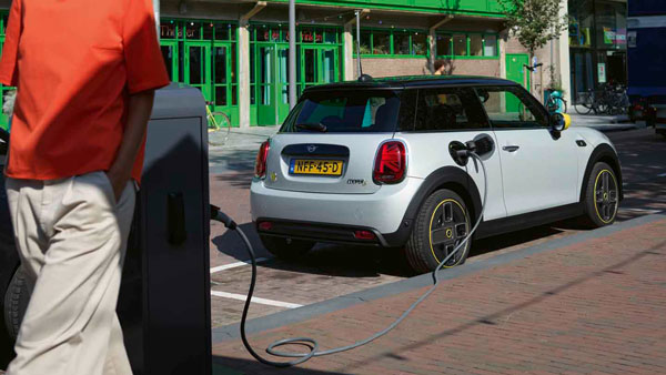 MINI Electric की बुकिंग आज से हुई शुरू, सिर्फ 7.3 सेकंड में छू लेती है 100 की स्पीड