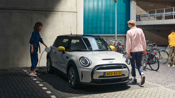MINI Electric की बुकिंग आज से हुई शुरू, सिर्फ 7.3 सेकंड में छू लेती है 100 की स्पीड