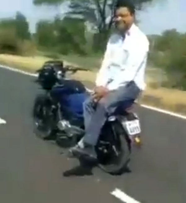 बिना ड्राइवर के दौड़ रही थी बाइक, आनंद महिंद्रा ने वीडियो ट्विट किया तो लोगों ने जताई नाराजगी