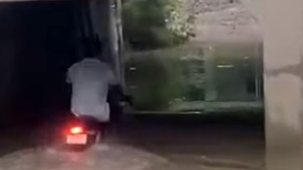 गहरे पानी में उतरी Royal Enfield बाइक तो इंजन हुआ फेल, देखें वीडियो