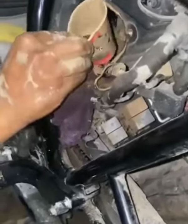 गहरे पानी में उतरी Royal Enfield बाइक तो इंजन हुआ फेल, देखें वीडियो