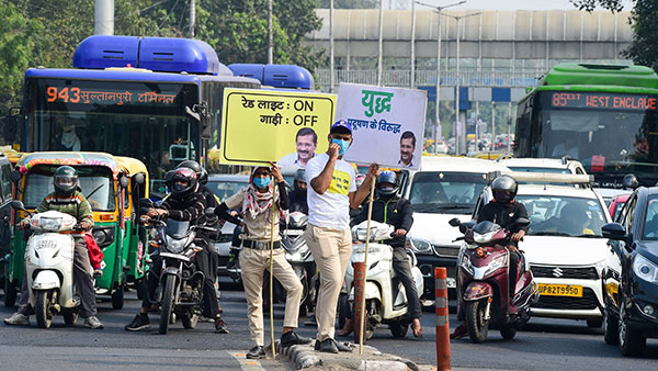 दिल्ली में सर्दियों के पहले प्रदूषण से निपटने की कोशिश शूरू, रेड लाइट पर इंजन बंद रखने की अपील
