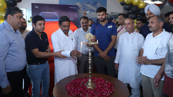 Mahindra XUV700 की डिलीवरी हुई शुरू, इस खिलाड़ी को सौंपी गयी गोल्ड एडिशन मॉडल