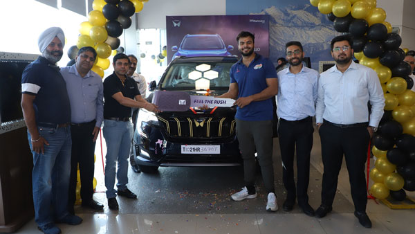 Mahindra XUV700 की डिलीवरी हुई शुरू, इस खिलाड़ी को सौंपी गयी गोल्ड एडिशन मॉडल