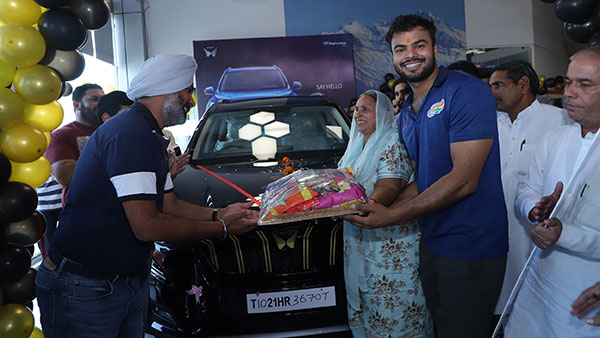 Mahindra XUV700 की डिलीवरी हुई शुरू, इस खिलाड़ी को सौंपी गयी गोल्ड एडिशन मॉडल