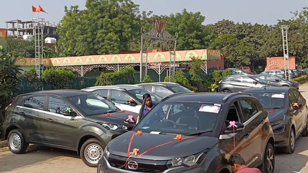 इस Tata Motors डीलर ने एक ही दिन में 106 कारों की डिलीवरी की