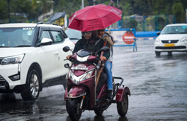 बारिश में मोटरसाइकिल पर इस्तेमाल किया छाता तो लगेगा भारी जुर्माना, जानें क्या हैं नए नियम