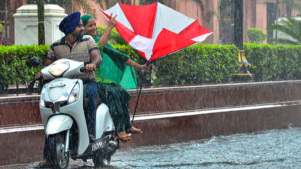 बारिश में मोटरसाइकिल पर इस्तेमाल किया छाता तो लगेगा भारी जुर्माना, जानें क्या हैं नए नियम