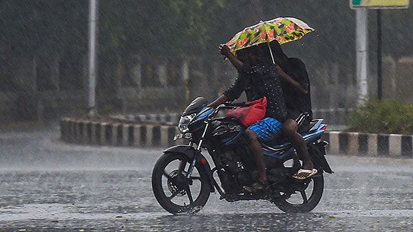 बारिश में मोटरसाइकिल पर इस्तेमाल किया छाता तो लगेगा भारी जुर्माना, जानें क्या हैं नए नियम