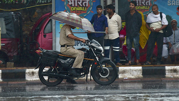 बारिश में मोटरसाइकिल पर इस्तेमाल किया छाता तो लगेगा भारी जुर्माना, जानें क्या हैं नए नियम