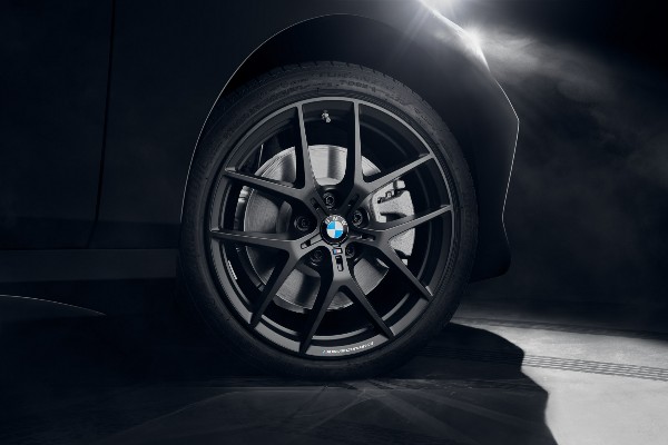 BMW 220i M Sport Black Shadow Edition भारतीय बाजार में हुई लॉन्च , जानें क्या है कीमत व फीचर्स