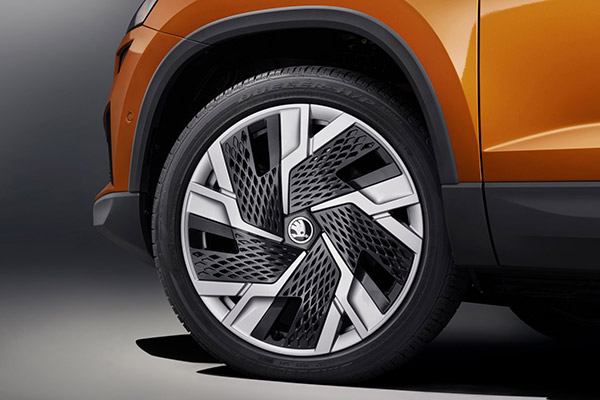 Skoda Karoq फेसलिफ्ट अंतरराष्ट्रीय बाजार में हुई पेश, जानें इंजन, फीचर्स और वैरिएंट की जानकारी