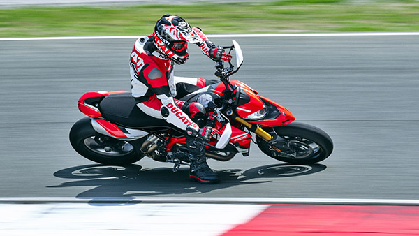 नई Ducati Hypermotard 950 बाइक्स भारत में हुई लाॅन्च, कीमत 12.99 लाख रुपये से शुरू