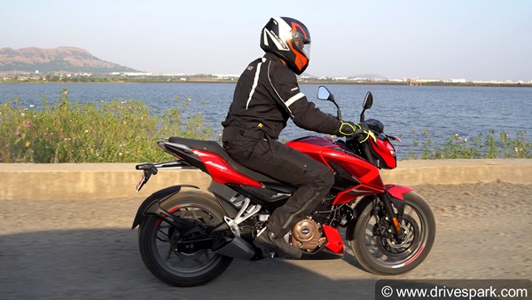 बजाज पल्सर एन250 इंजन परफॉर्मेंस व राइडिंग अनुभव