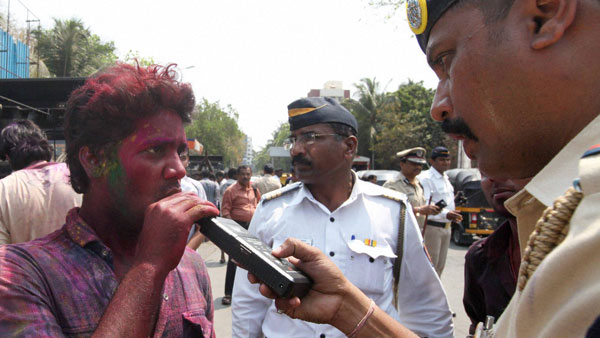 पियक्कड़ों को बड़ी राहत, शराब पीकर गाड़ी चलाने पर भी पुलिस नहीं करेगी जब्त, हाईकोर्ट का आदेश