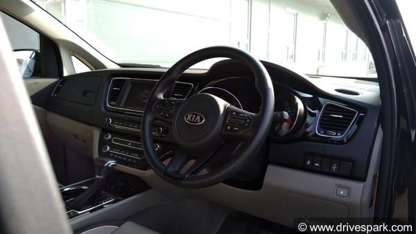 सिंगर सोनू निगम ने फैमिली के लिए खरीदी नई Kia Carnival MPV, जानें क्या है कीमत और फीचर्स