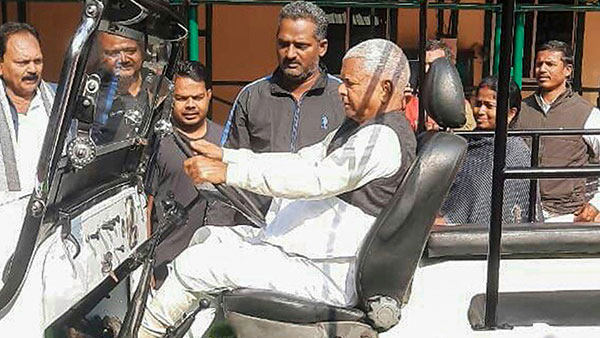 लालू यादव ने जीप चलाकर सबको चौंकाया, कहा- ‘काफी वर्षों बाद चलाई अपनी पहली कार’