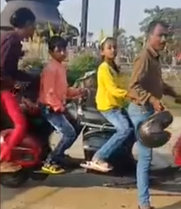 असम के रहने वाले व्यक्ति ने बनाया यह अनोखा स्कूटर, अपने परिवार को कराता है सवारी