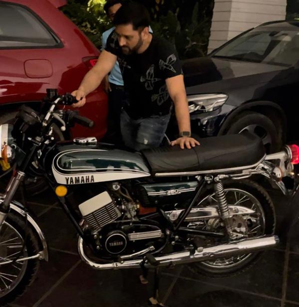 महेंद्र सिंह धोनी ने फार्म-हाउस में चलाई Yamaha RD350 बाइक, वीडियो हुआ वायरल