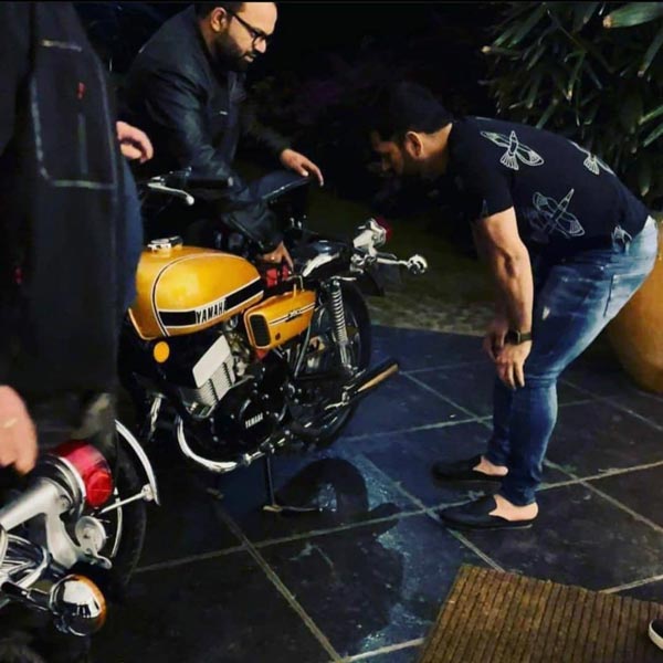 महेंद्र सिंह धोनी ने फार्म-हाउस में चलाई Yamaha RD350 बाइक, वीडियो हुआ वायरल