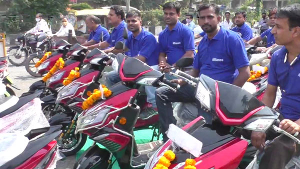 इस कंपनी ने दिवाली में कर्मचारियों का जीता दिल, गिफ्ट की 35 इलेक्ट्रिक स्कूटर