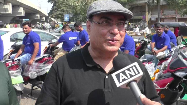 इस कंपनी ने दिवाली में कर्मचारियों का जीता दिल, गिफ्ट की 35 इलेक्ट्रिक स्कूटर