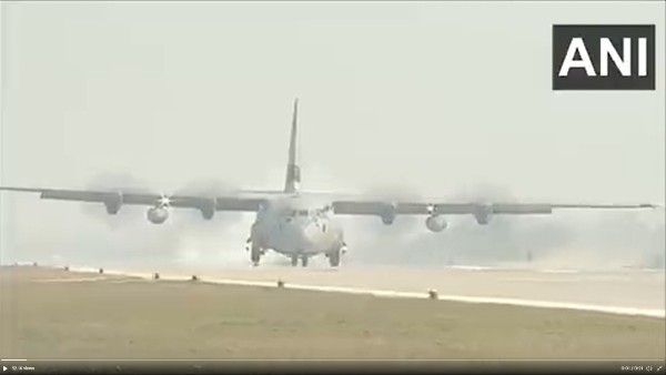 पूर्वांचल एक्सप्रेस-वे पर Hercules C130J में उतरे प्रधानमंत्री नरेंद्र मोदी, एयर फोर्स ने दिखाया अपना दम