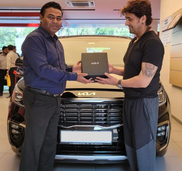 सिंगर सोनू निगम ने फैमिली के लिए खरीदी नई Kia Carnival MPV, जानें क्या है कीमत और फीचर्स