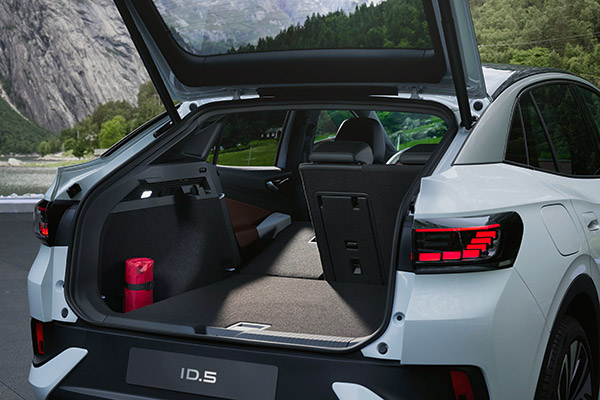 Volkswagen ID.5: फॉक्सवैगन ला रही है धांसू इलेक्ट्रिक कार, एक बार चार्ज करने पर चलेगी 520 किलोमीटर