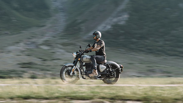 अभिनेत्री Kirti Kulhari ने खरीदी नई Royal Enfield Classic 350, सोशल मीडिया पर साझा की तस्वीरें