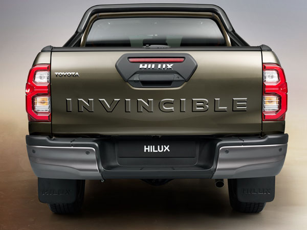 Toyota Hilux एड फिल्म की शूटिंग के दौरान आई नजर, जल्द ही हो सकती है लॉन्च