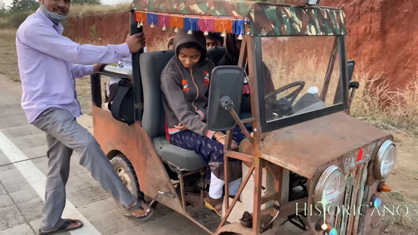 चाबी नहीं किक से स्टार्ट होती है ये जीप, आनंद महिंद्रा ने शेयर किया वीडियो
