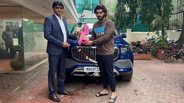 ये दो लग्जरी और दमदार SUVs हैं Bollywood सेलिब्रिटीज की पसंदीदा, देखें कौन सी हैं ये कारें