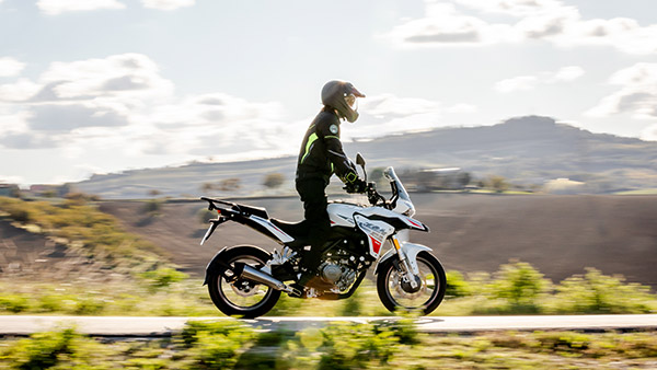 Benelli TRK 251 एडवेंचर बाइक भारत में हुई लाॅन्च, जानें क्या है कीमत और फीचर्स