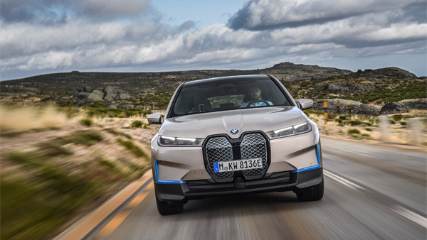 BMW iX इलेक्ट्रिक SUV की आधिकारिक रेंज का खुलासा, जानें फुल चार्ज पर कितना चलती है