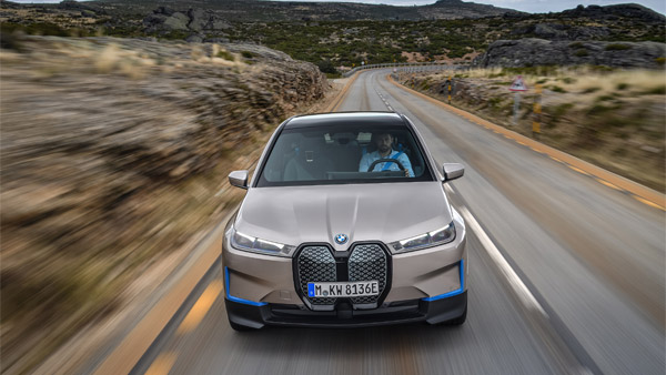 BMW iX इलेक्ट्रिक SUV की आधिकारिक रेंज का खुलासा, जानें फुल चार्ज पर कितना चलती है