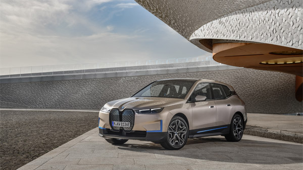 BMW iX इलेक्ट्रिक SUV की आधिकारिक रेंज का खुलासा, जानें फुल चार्ज पर कितना चलती है