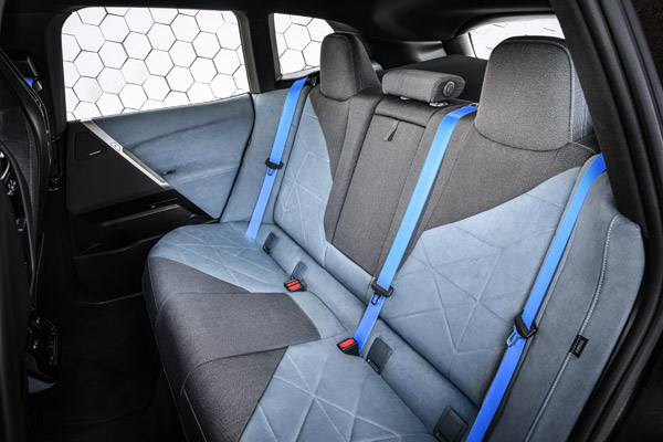 BMW iX इलेक्ट्रिक SUV की आधिकारिक रेंज का खुलासा, जानें फुल चार्ज पर कितना चलती है
