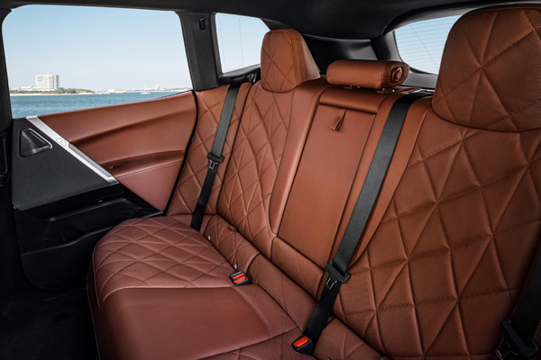 BMW iX इलेक्ट्रिक SUV की आधिकारिक रेंज का खुलासा, जानें फुल चार्ज पर कितना चलती है