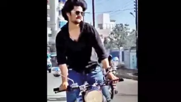 Bullet पर फिल्मी स्टाइल में ढूंढ रहा था ‘लुगाई’, पुलिस ने काटा 9,000 रुपये का चालान