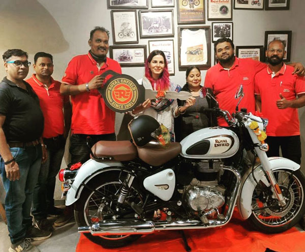 अभिनेत्री Kirti Kulhari ने खरीदी नई Royal Enfield Classic 350, सोशल मीडिया पर साझा की तस्वीरें