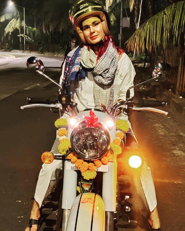 अभिनेत्री Kirti Kulhari ने खरीदी नई Royal Enfield Classic 350, सोशल मीडिया पर साझा की तस्वीरें