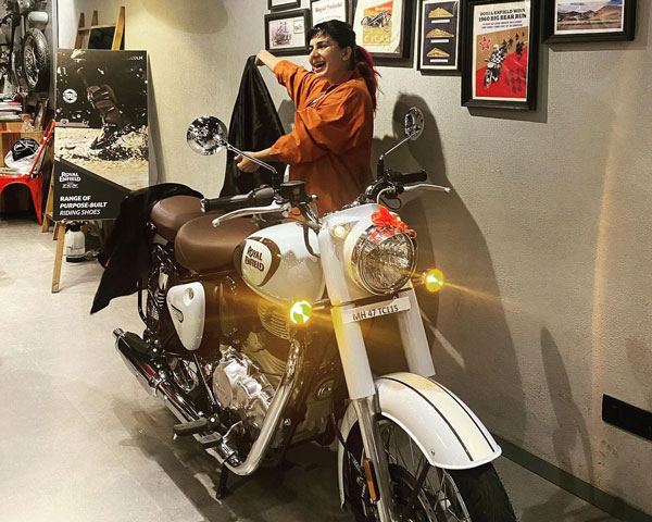 अभिनेत्री Kirti Kulhari ने खरीदी नई Royal Enfield Classic 350, सोशल मीडिया पर साझा की तस्वीरें