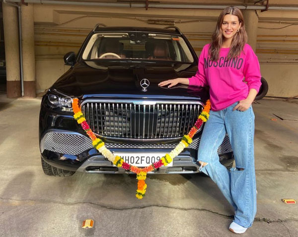 ये दो लग्जरी और दमदार SUVs हैं Bollywood सेलिब्रिटीज की पसंदीदा, देखें कौन सी हैं ये कारें
