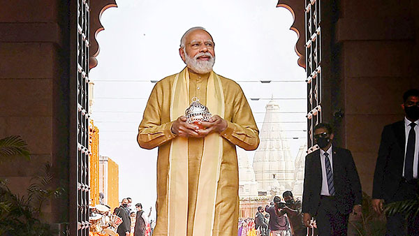 बनारस दौरे पर Toyota Land Cruiser में दिखे PM Modi, जानें आखिर कितनी खास है यह कार