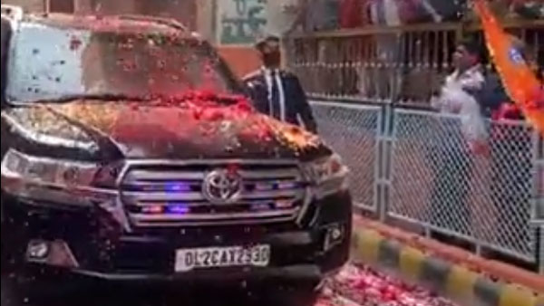 बनारस दौरे पर Toyota Land Cruiser में दिखे PM Modi, जानें आखिर कितनी खास है यह कार