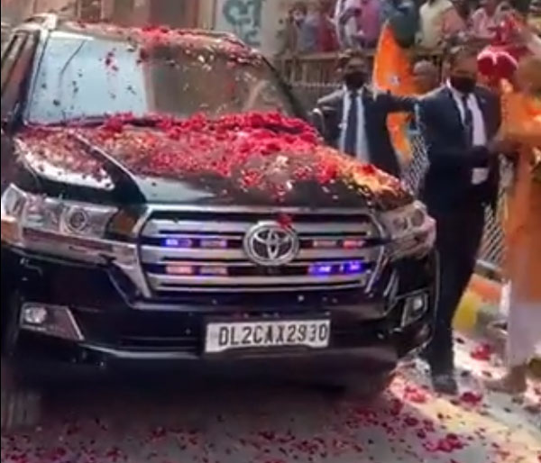 बनारस दौरे पर Toyota Land Cruiser में दिखे PM Modi, जानें आखिर कितनी खास है यह कार