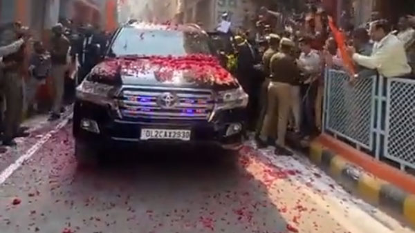 बनारस दौरे पर Toyota Land Cruiser में दिखे PM Modi, जानें आखिर कितनी खास है यह कार